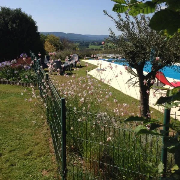 Le gîte du mas avec piscine，位于Bourganeuf的酒店