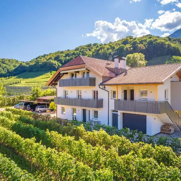 Haus Stolz，位于阿皮亚诺苏拉斯特拉达的酒店