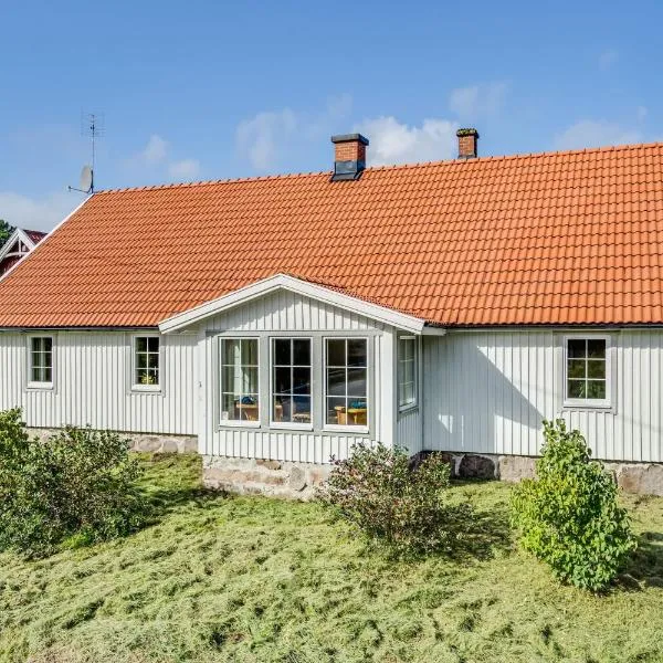 Spacious and newly renovated farmhouse with indoor pool，位于Skärseryd的酒店