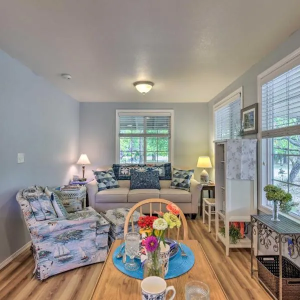 Cozy Cottage on Flower Farm with Baker Creek Views!，位于麦克明维尔的酒店