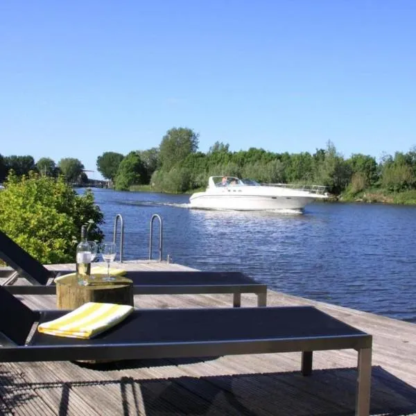 Riverside holiday home near Amsterdam，位于Nigtevecht的酒店