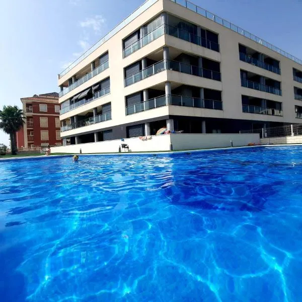 Pinada Beach IV new & comfort. apartment, 1st line to the beach, sunterrace+pool，位于拉马他的酒店