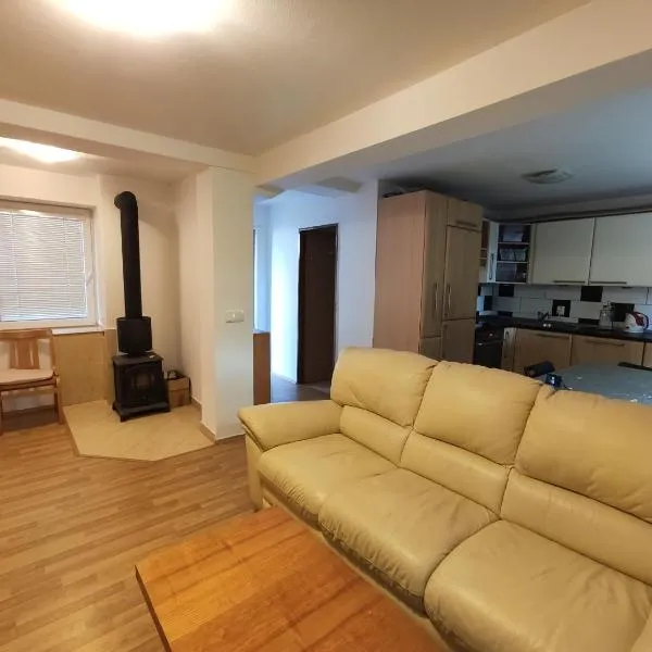 Apartmán Hulín, Chrášťany - bílý，位于克罗梅日什的酒店