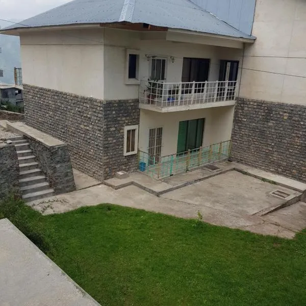 Bhurban 2bed townhouse with a lawn，位于布尔班的酒店