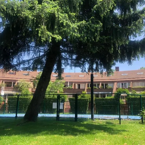 Alojamientos Castellana Jardín 1 y 2 PARKING Y PISCINA GRATIS!!，位于布尔戈斯的酒店