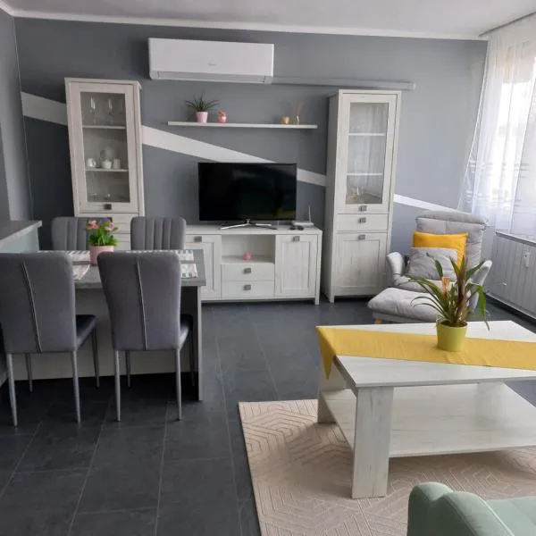 Krisztina Apartman，位于Cered的酒店