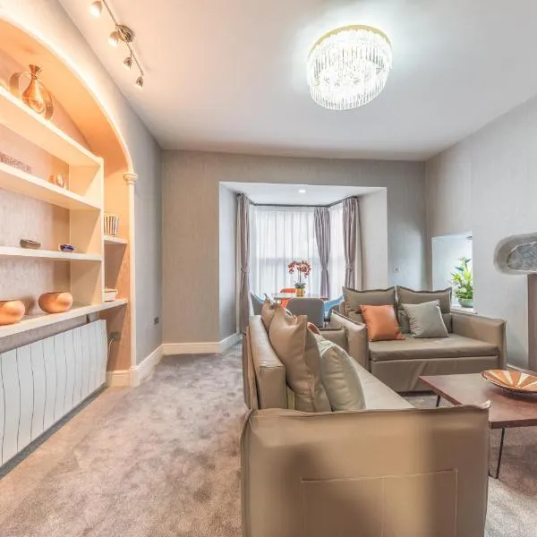 The Old Stamp House Retreat- Three En-suite Bedrooms Central Village Location，位于安布尔塞德的酒店