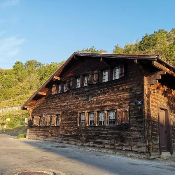 Berg - Hütte beim H O T E L Bahnhof Ausserberg，位于Ausserberg的酒店