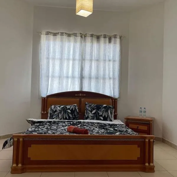 Furnished room in a villa in town center. With private bathroom，位于艾恩的酒店