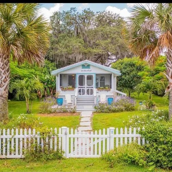 Charming 1935 Florida Cottage overlooking Lake Tulane，位于埃文帕克的酒店