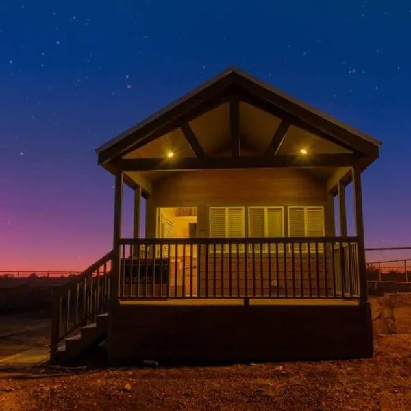 079 Tiny Home nr Grand Canyon South Rim Sleeps 8，位于瓦莱的酒店