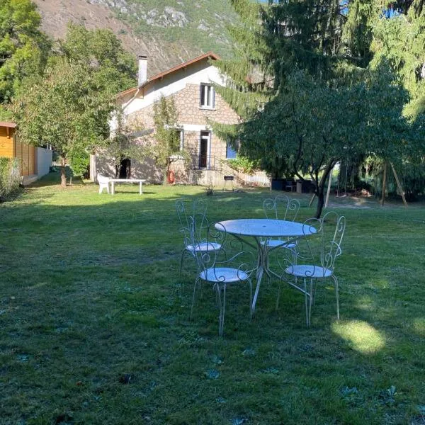 CHALET Tout Confort Proche d AX 3 Domaines，位于Vèbre的酒店