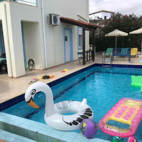 Breathtaking sea and Mountain views with Private pool, Peace full relaxing Villa with WiFi near Shops and Restaurants，位于Epáno Kefalás的酒店