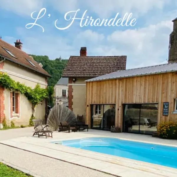Pool house-L'hirondelle de Sermizelles- grand jardin, calme et nature aux portes du Morvan，位于Joux-la-Ville的酒店