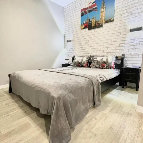 Apartment Studio LONDON 92，位于Kolonshchina的酒店