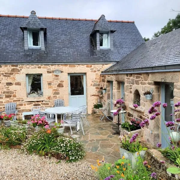 Maison de 2 chambres avec jardin clos et wifi a Cleden Cap Sizun a 4 km de la plage，位于Kerherneau的酒店