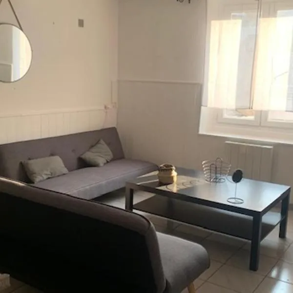 Logement sur pte cour, rez de chaussée, WIFI, CLIM，位于弗代纳的酒店