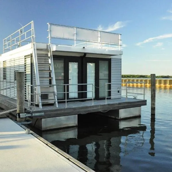 Hausboot Floating House Leni in Ribnitz-Damgarten，位于里布尼茨达姆加滕的酒店