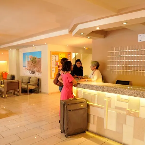 贾丽娜酒店，位于阿斯格罗的酒店