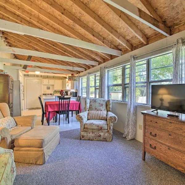 Rustic Retreat Across from Lake Family Friendly!，位于Union的酒店