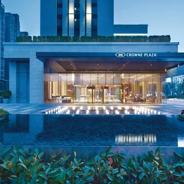 杭州钱塘皇冠假日酒店，位于Xinwan的酒店