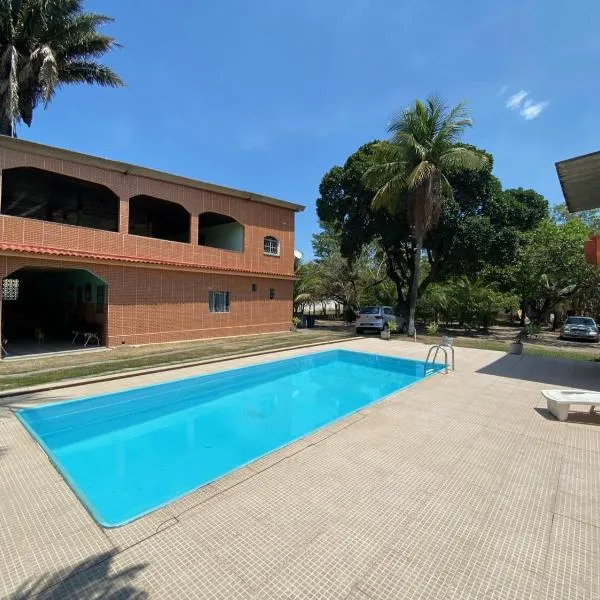 CASA inteira entre Guaratiba e Campo Grande, Rio de Janeiro, RJ, a 40 min da praia, próximo ao Estádio Miecimo da Silva e Park Shopping- Ideal para descanso, encontros, festa e lazer-3000 m2，位于新伊瓜苏的酒店