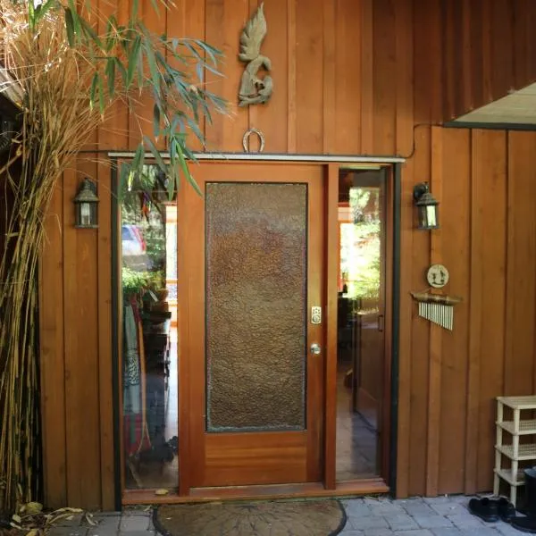 Five Elements Lodge B&B with Outdoor Spa，位于Salt Spring Island的酒店