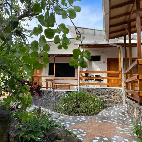 La Peregrina Galapagos B&B，位于阿约拉港的酒店