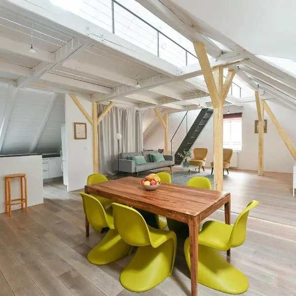 Our Loft at Charles Bridge，位于布拉格的酒店