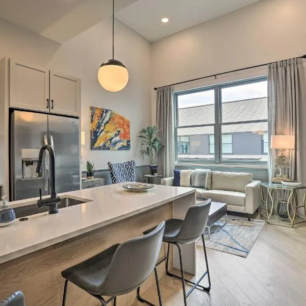 Modern Downtown Birmingham Condo with Rooftop Access，位于伯明翰的酒店