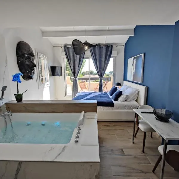 Suites JM - Les Pins Marines - Jacuzzi & Vue Mer，位于邦多勒的酒店