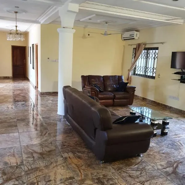 ROYAL APARTMENT, 2 BEDROOMS, MASTER EN-SUITE, LARGE LIVING ROOM, HOT WATER, AIR CONDITION, WIFI, BALCONY, GARDEN, SEPARATE KITCHEN, LARGE COMPOUND, CHILDREN PLAY AREA, 20 MINUTES AIRPORT, GROUND FLOOR, 24 hr SECURITY, NORTH LEGON, ACCRA，位于Oshiyie的酒店