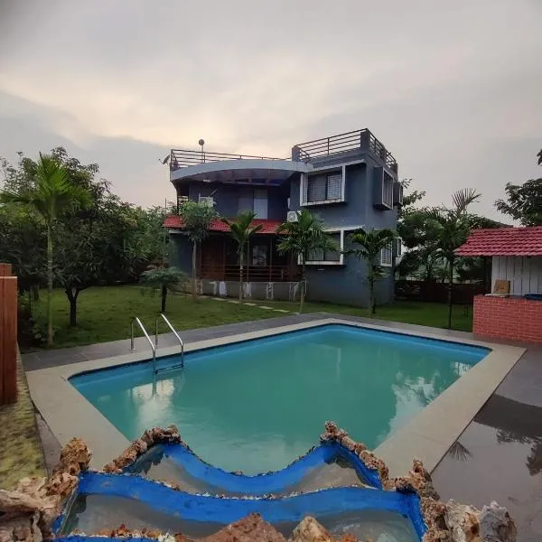 Karjat - 3 BHK Private Bungalow with Private Pool & Garden，位于卡尔贾特的酒店