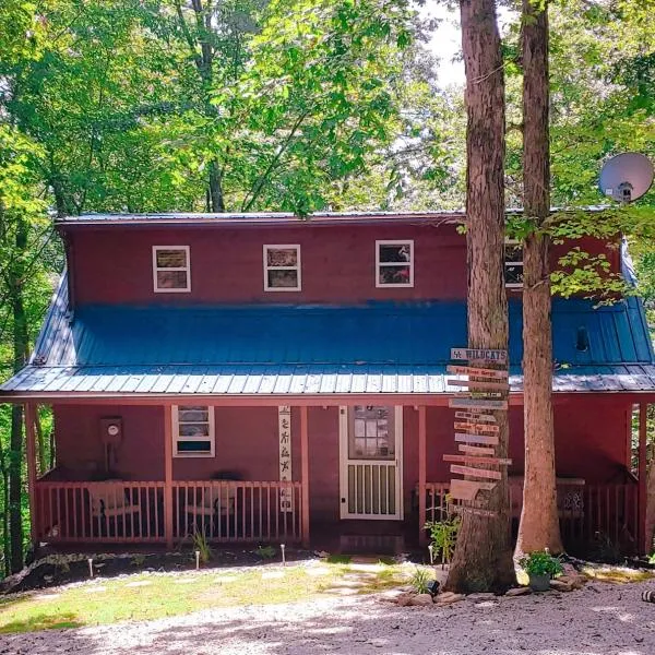 Trailseeker Cabin w King Bed Hot Tub at Red River Gorge Natural Bridge，位于Stanton的酒店