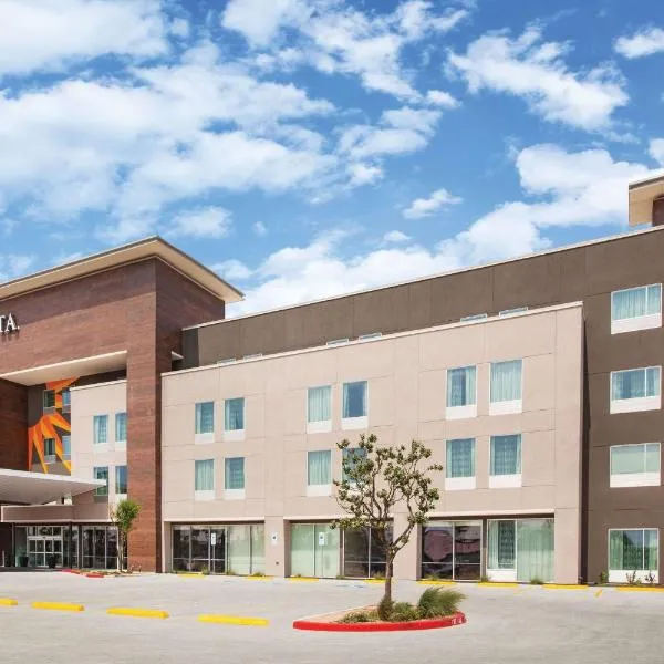 La Quinta Inn & Suites by Wyndham Bardstown，位于Loretto的酒店