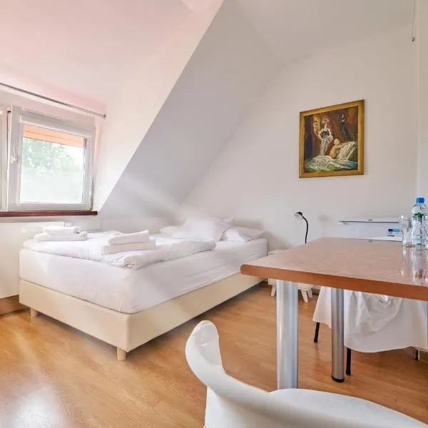 Park Inn Resort przy jeziorze - sauna i duży parking - pieski mile widziane，位于Mirosławiec的酒店