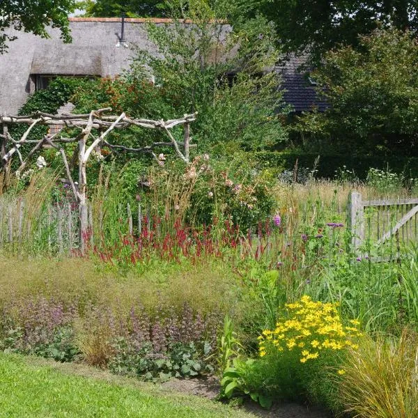 Farmhouse De Hoeve B&B apartment，位于Tonden的酒店