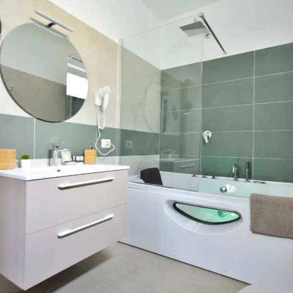 Romantic Room con vasca idromassaggio，位于希克利的酒店