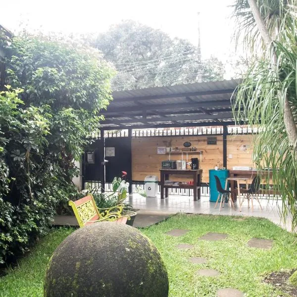 Terida Airport B&B，位于阿拉胡埃拉的酒店