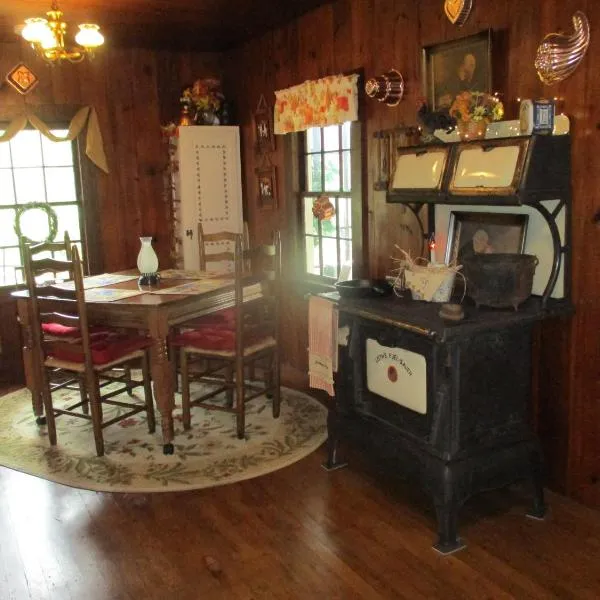 Cabin retreat just off I-77, wonderful experience for 2!，位于普林斯顿的酒店
