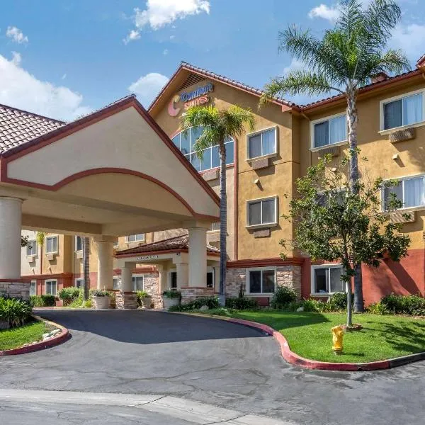 Comfort Suites Near Six Flags Magic Mountain，位于瓦伦西亚的酒店