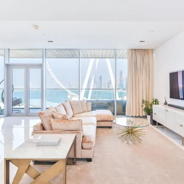 Luxury 2 BR Beachfront Apt w stunning sea view，位于迪拜的酒店