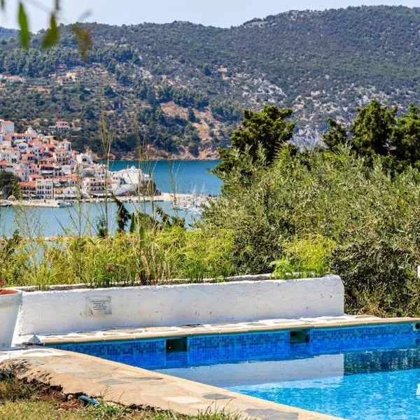 Villa Rodia with swimming pool on Skopelos Island，位于斯科派洛斯的酒店