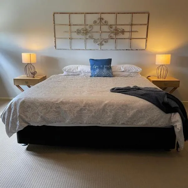 The Old Coolstore - Braeburn Apt，位于Merricks North的酒店