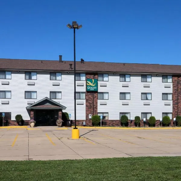 Quality Inn & Suites Bloomington I-55 and I-74，位于Cardinal Court的酒店