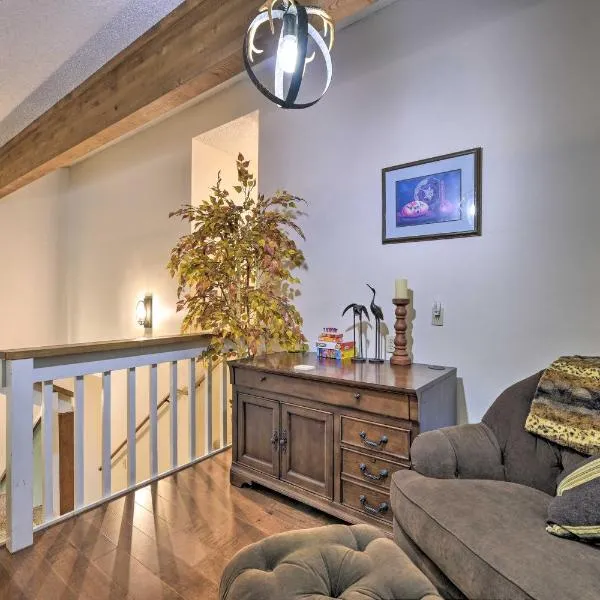 Pagosa Springs Townhome with Mountain Views!，位于帕戈萨斯普林斯的酒店