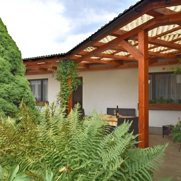 Bungalow with terrace in Harz Mountains，位于韦尼格罗德的酒店