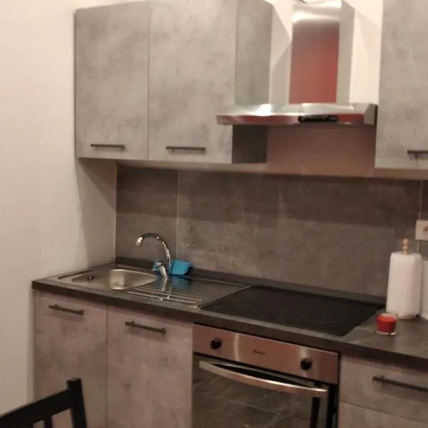casa serrati(locanda la cascina)camera con bagno privato ma cucina in comune，位于圣朱利亚诺米拉内塞的酒店