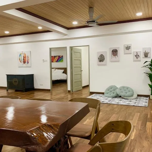 The Venus - Spacious Wooden TOP Floor Apartment，位于实兆远的酒店