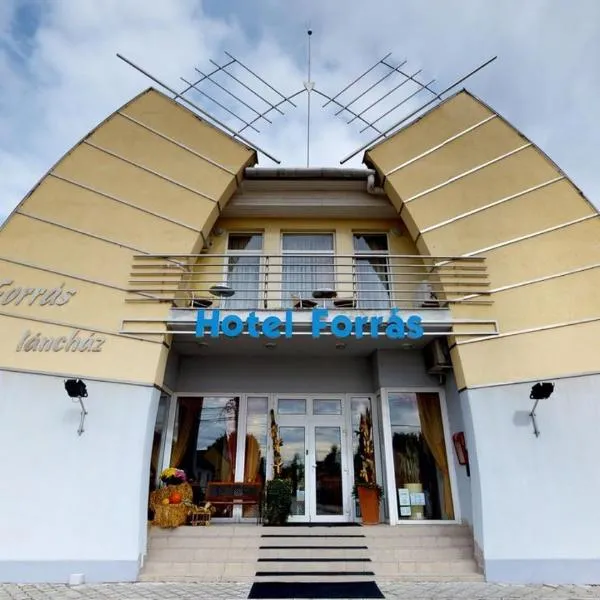 坲拉斯酒店，位于Bábolna的酒店